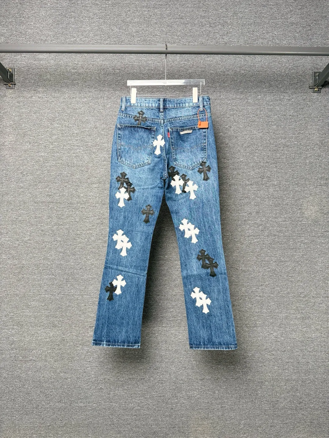 P270 💰 (Top version) Chrome Hearts blue pants, black and white multi-leather jeans, multi-leather standard workwear jeans, ch jeans, all need to be washed and then disassembled and hand-stitched with sheepskin cross leather and then spliced to complete. The whole process is too many to explain. About Chrome Hearts This is an extremely luxurious fashion brand that can also be called the aristocrat of the high street. It has always been an exclusive brand for some hipsters or the rich second generation. Compared with ordinary high streets, it is more luxurious and noble. Compared with luxury brands, it has a more fashionable personality. It has always been a brand that I have a special liking for. Color: blue Size: 28-30-32-34-36 (corresponding to S-M-L-XL-XXL)